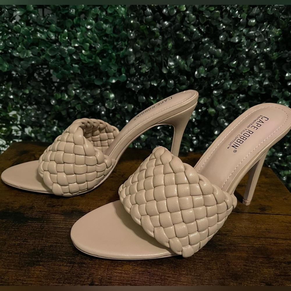 NWOT Bubble Strap stilettos